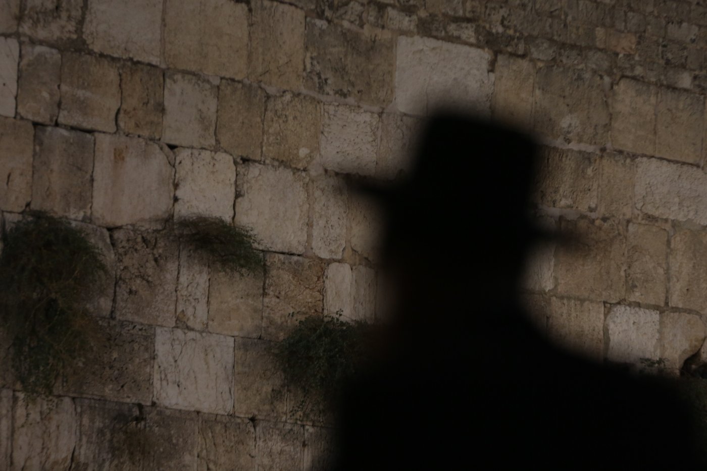 חצות לילה בכותל: גשם ומתפללים • גלריה