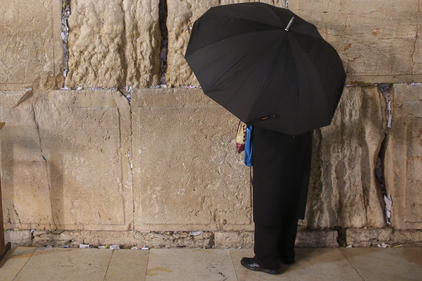 חצות לילה בכותל: גשם ומתפללים • גלריה