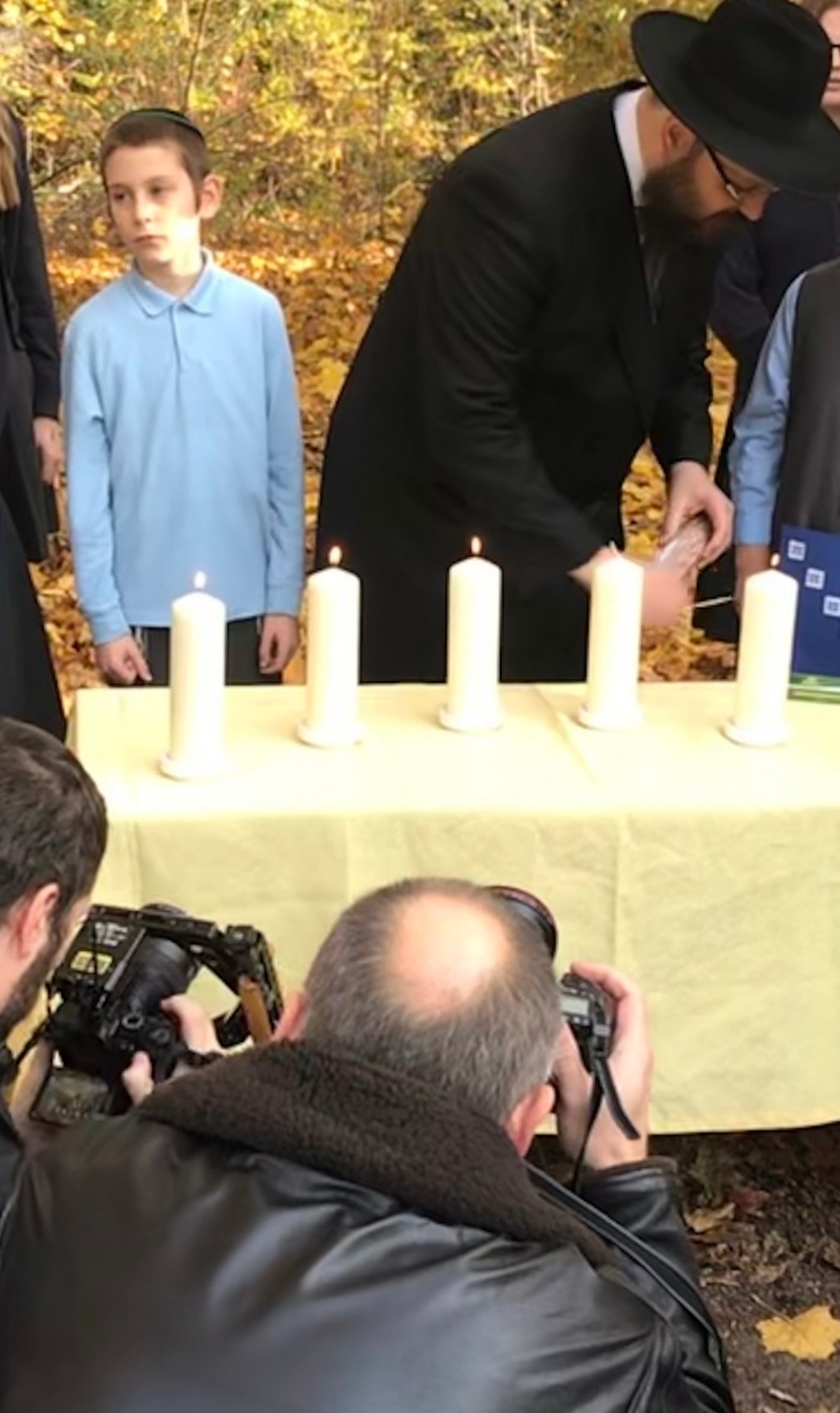 כלי התקשורת בטקס. נצפה הגר"י טייכטל