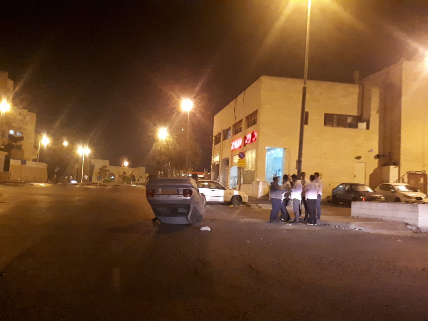 בחורים אמריקאים שיכורים הפכו רכב חונה