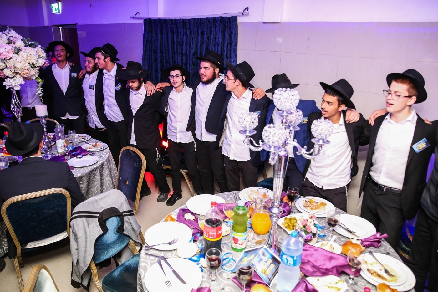 בישיבת חב"ד הצדיעו לשלוחים עם אורן חזן ומיקי זוהר. צפו