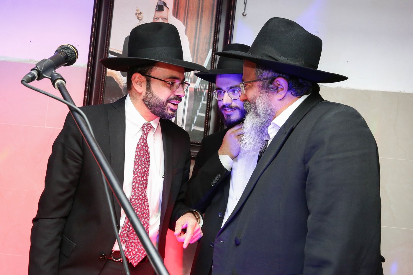 בישיבת חב"ד הצדיעו לשלוחים עם אורן חזן ומיקי זוהר. צפו