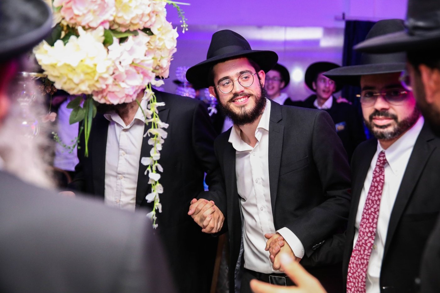 בישיבת חב"ד הצדיעו לשלוחים עם אורן חזן ומיקי זוהר. צפו