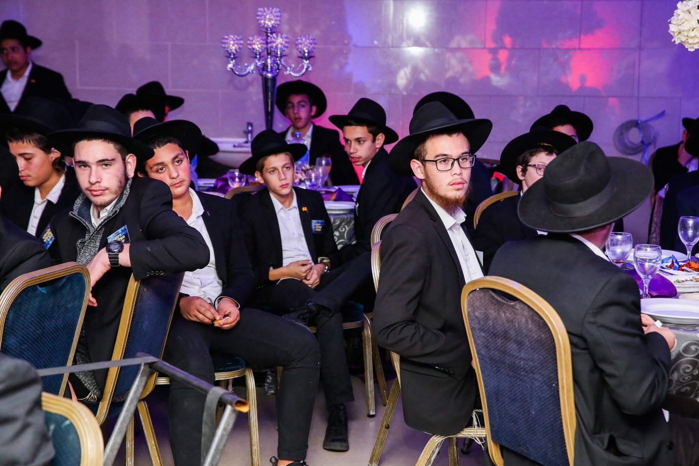 בישיבת חב"ד הצדיעו לשלוחים עם אורן חזן ומיקי זוהר. צפו