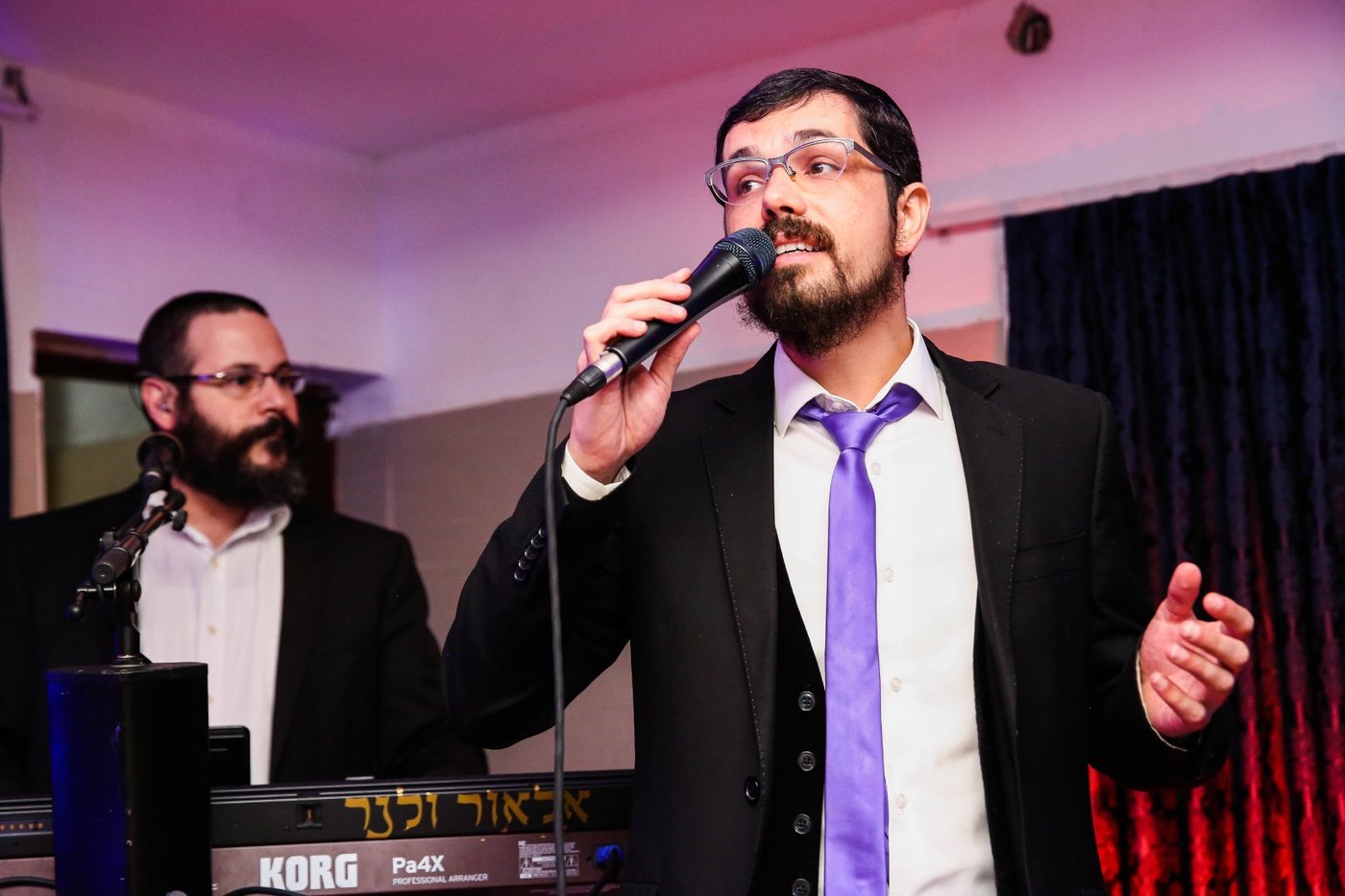 בישיבת חב"ד הצדיעו לשלוחים עם אורן חזן ומיקי זוהר. צפו