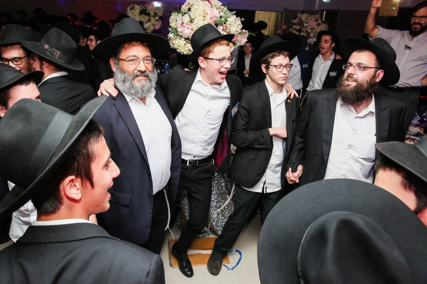בישיבת חב"ד הצדיעו לשלוחים עם אורן חזן ומיקי זוהר. צפו