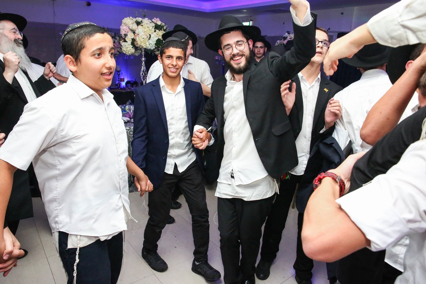 בישיבת חב"ד הצדיעו לשלוחים עם אורן חזן ומיקי זוהר. צפו