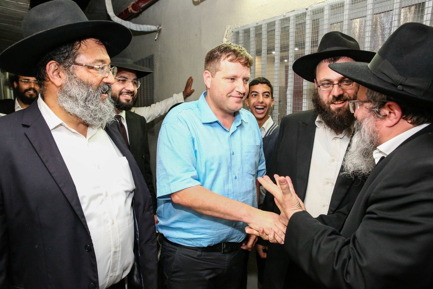 בישיבת חב"ד הצדיעו לשלוחים עם אורן חזן ומיקי זוהר. צפו