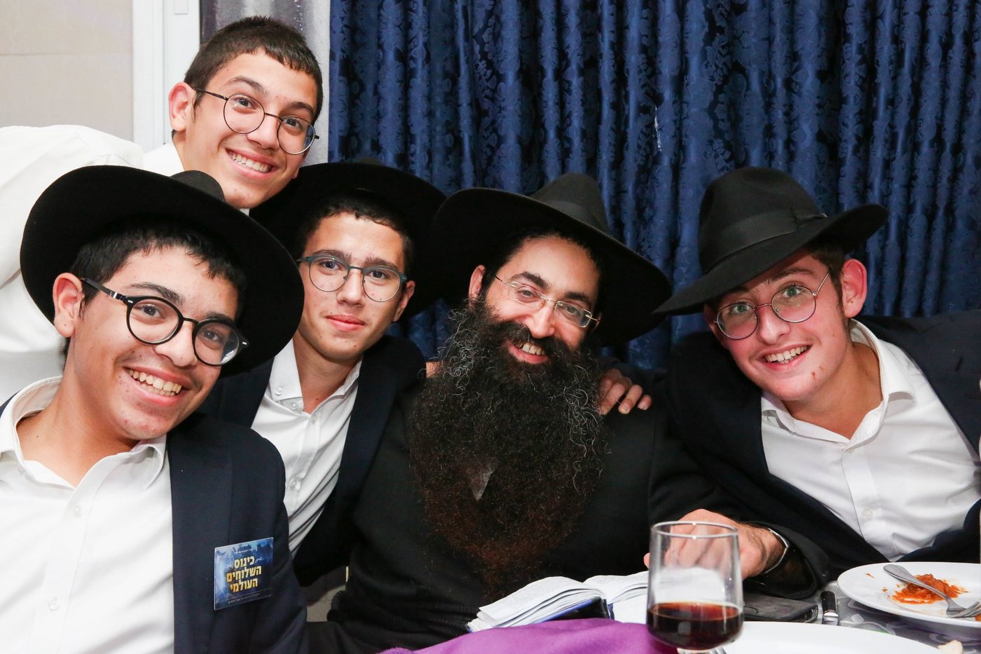 בישיבת חב"ד הצדיעו לשלוחים עם אורן חזן ומיקי זוהר. צפו