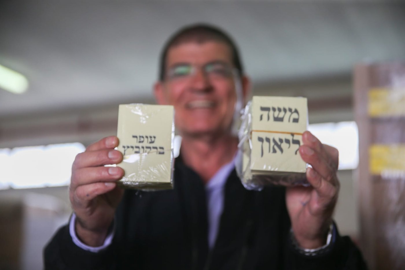 ברקוביץ או ליאון? כך נערכים בעירייה לבחירות