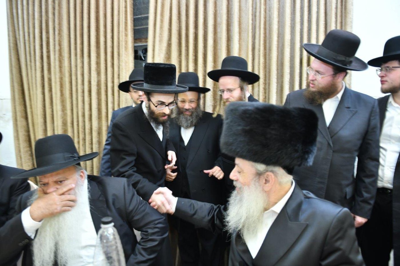 כל המי ומי בחתונת בתו של חנוך זייברט. צפו