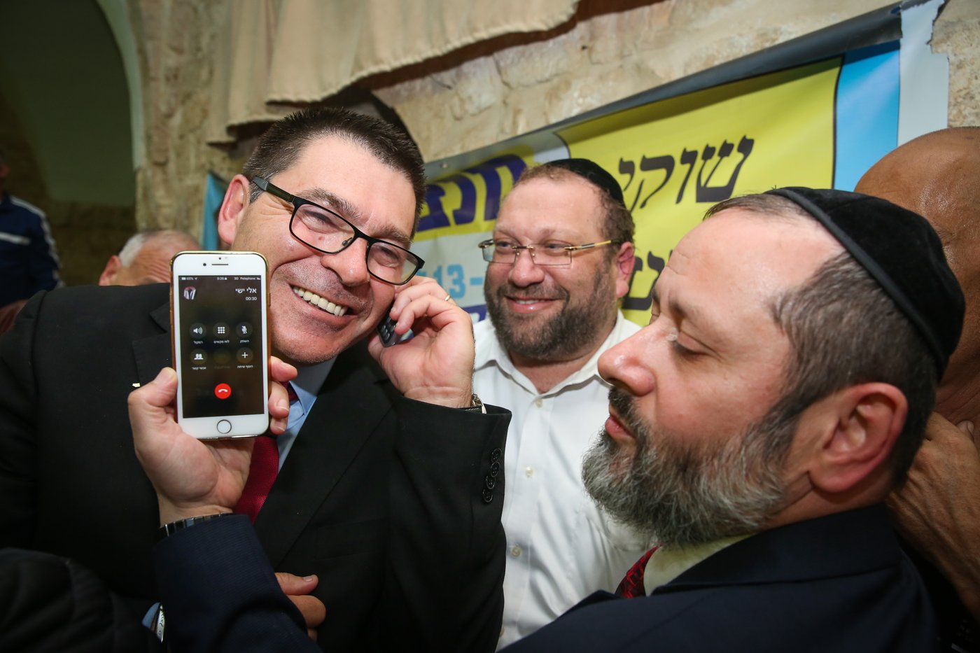 אוחנה לאחר הניצחון אמש, עם פעילי 'דגל'