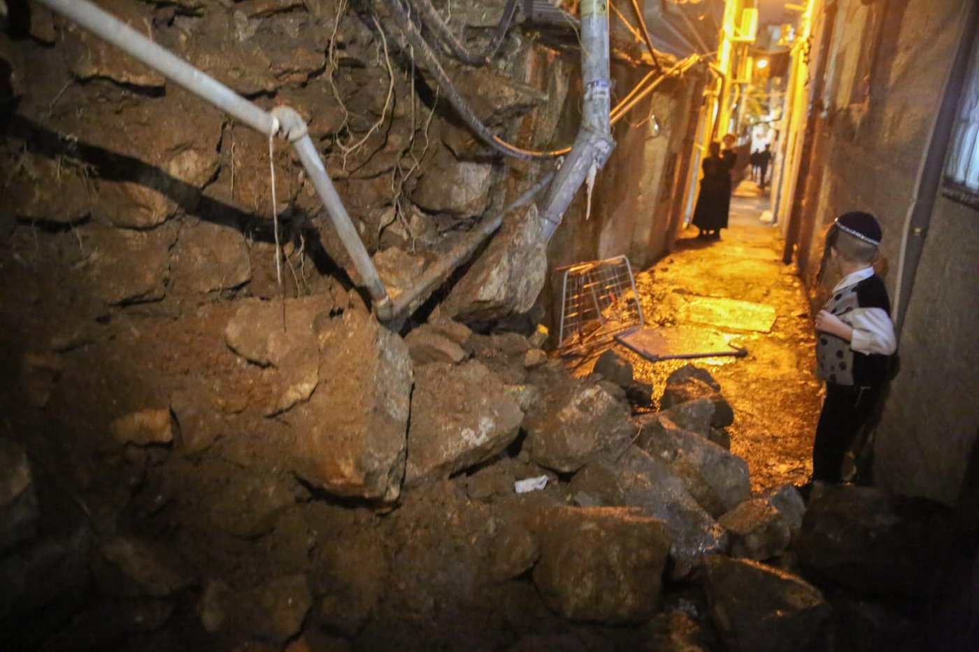 חנן 10: קיר קרס כתוצאה מגשמי ברכה. צפו