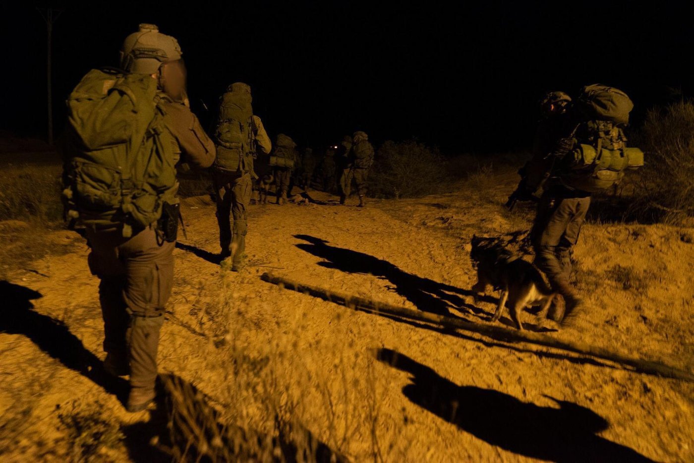 כלבים ולוחמים בתרגיל מיוחד ביחידת 'עוקץ'