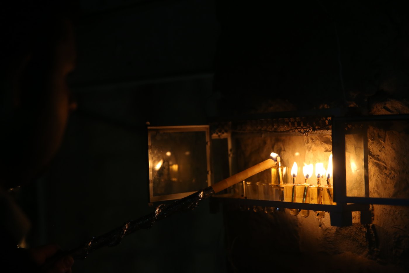 מיד אחרי החופה: החתן והכלה יצאו להדליק נרות - ושבו לאולם