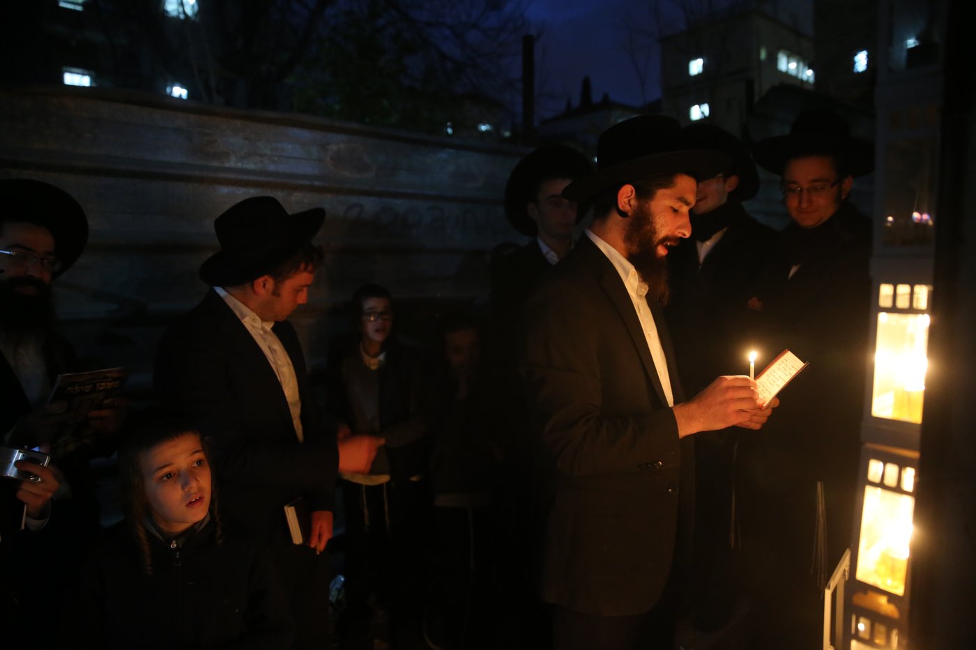 מיד אחרי החופה: החתן והכלה יצאו להדליק נרות - ושבו לאולם