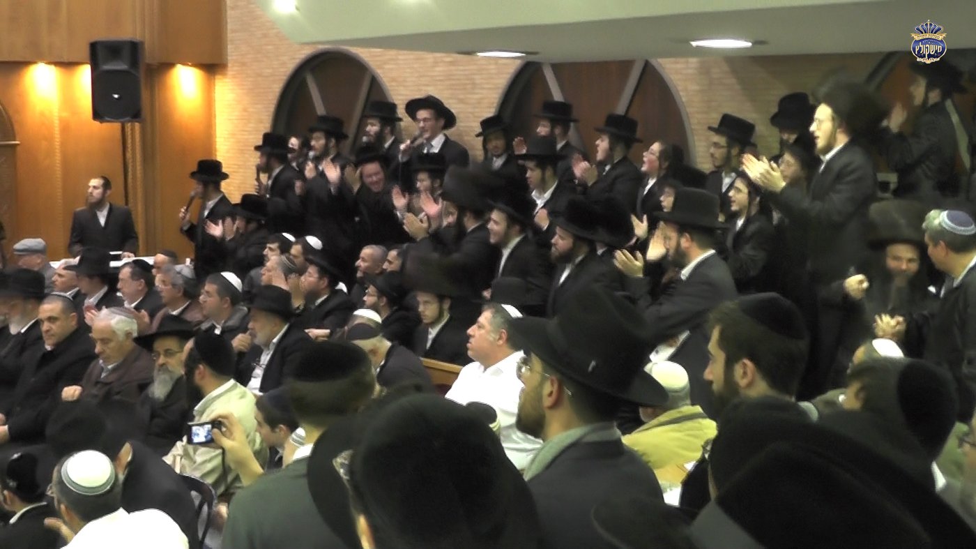 אלפים ב'מעמד הישועות' - הדלקת נרות חנוכה וחלוקת מטבעות ברכה אצל אדמו"ר ממישקולץ