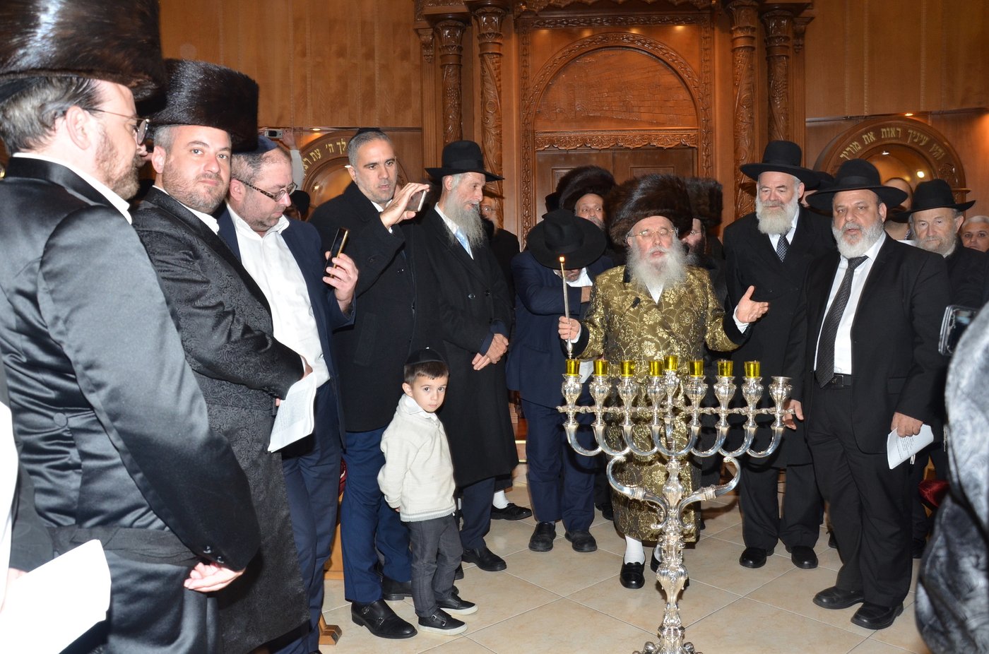 אלפים ב'מעמד הישועות' - הדלקת נרות חנוכה וחלוקת מטבעות ברכה אצל אדמו"ר ממישקולץ