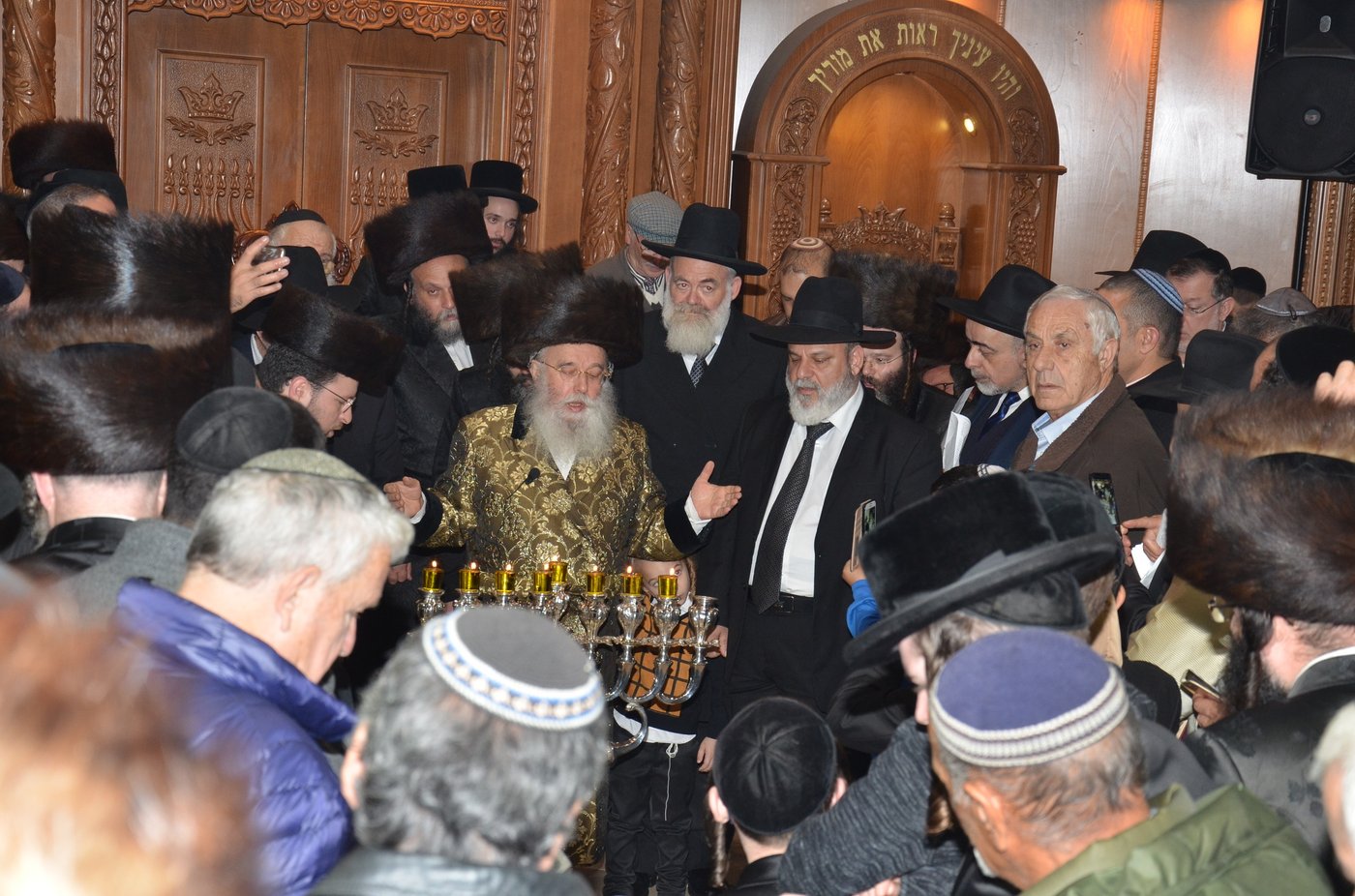 אלפים ב'מעמד הישועות' - הדלקת נרות חנוכה וחלוקת מטבעות ברכה אצל אדמו"ר ממישקולץ