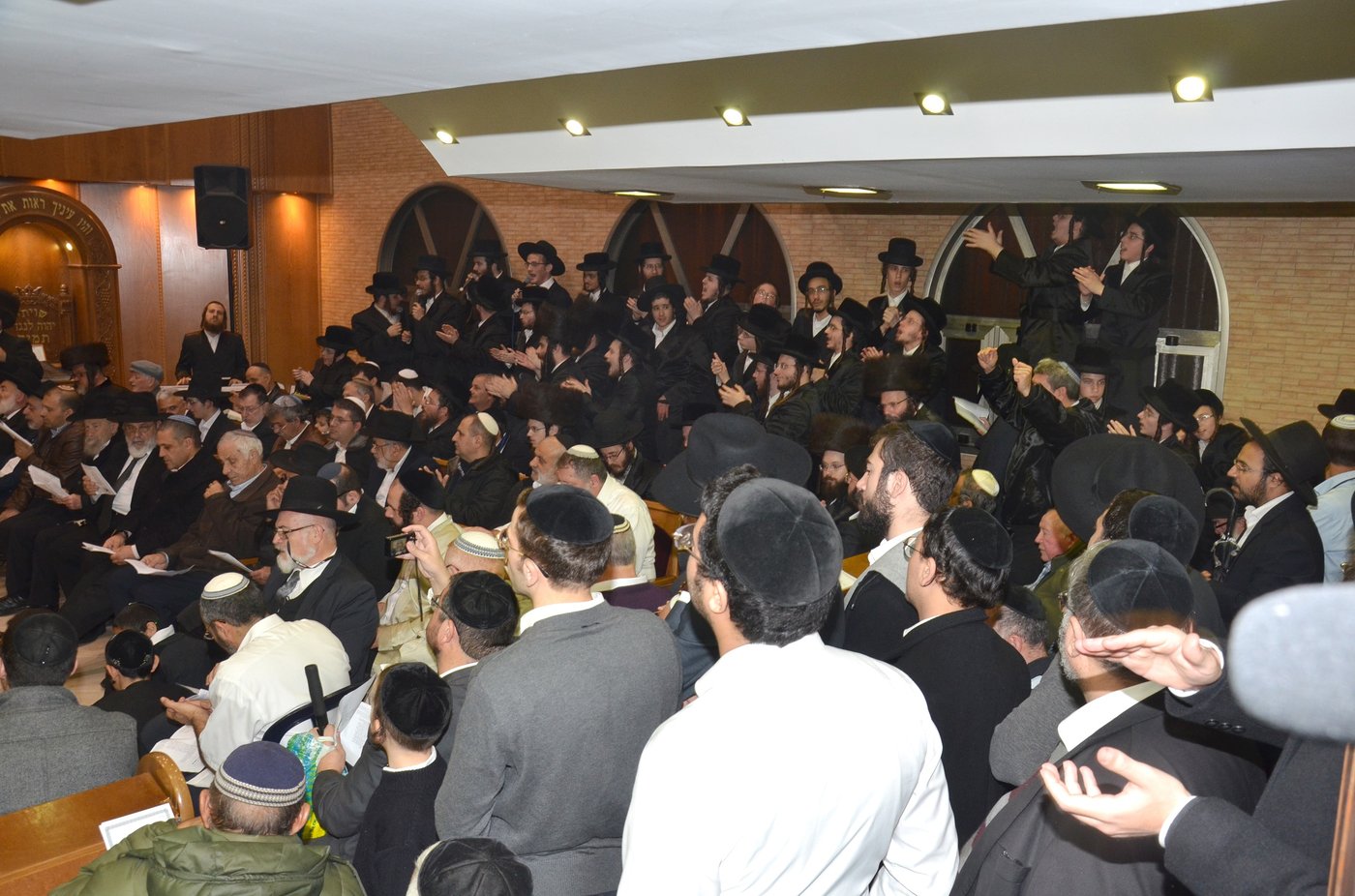 אלפים ב'מעמד הישועות' - הדלקת נרות חנוכה וחלוקת מטבעות ברכה אצל אדמו"ר ממישקולץ