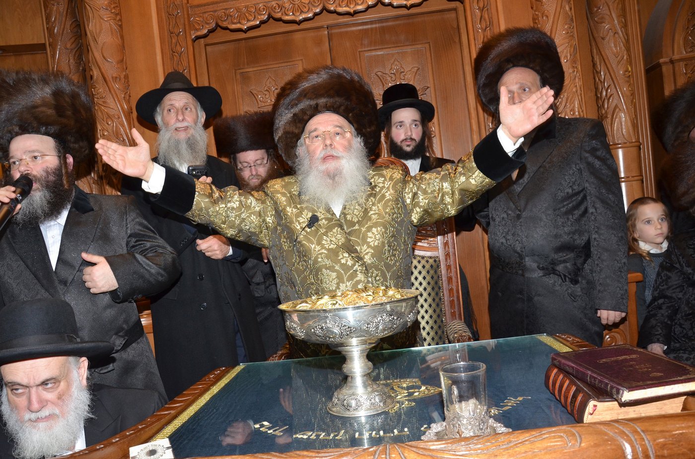 אלפים ב'מעמד הישועות' - הדלקת נרות חנוכה וחלוקת מטבעות ברכה אצל אדמו"ר ממישקולץ