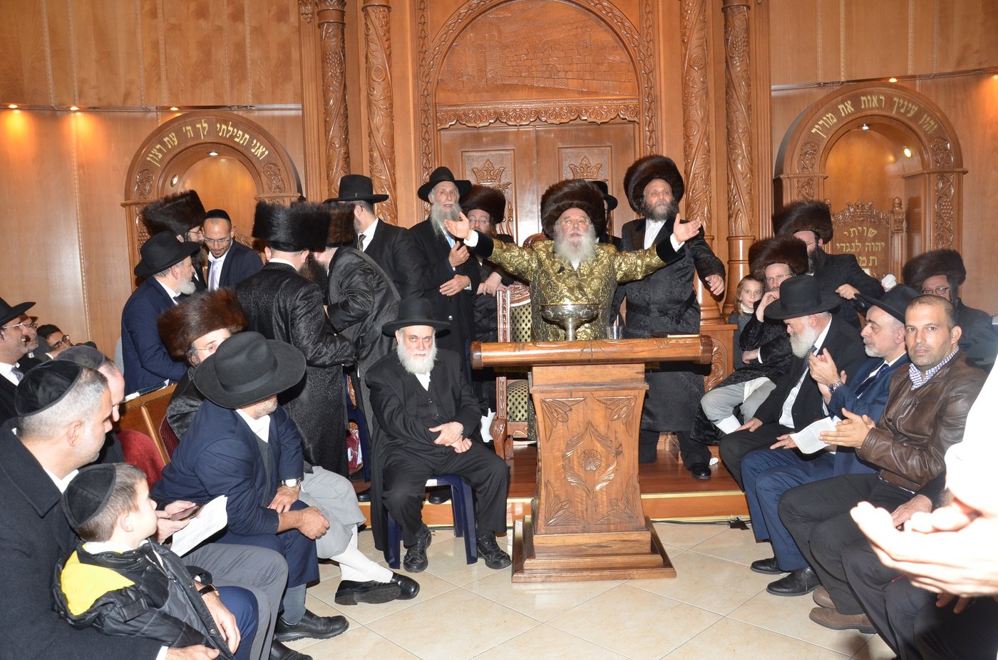 אלפים ב'מעמד הישועות' - הדלקת נרות חנוכה וחלוקת מטבעות ברכה אצל אדמו"ר ממישקולץ