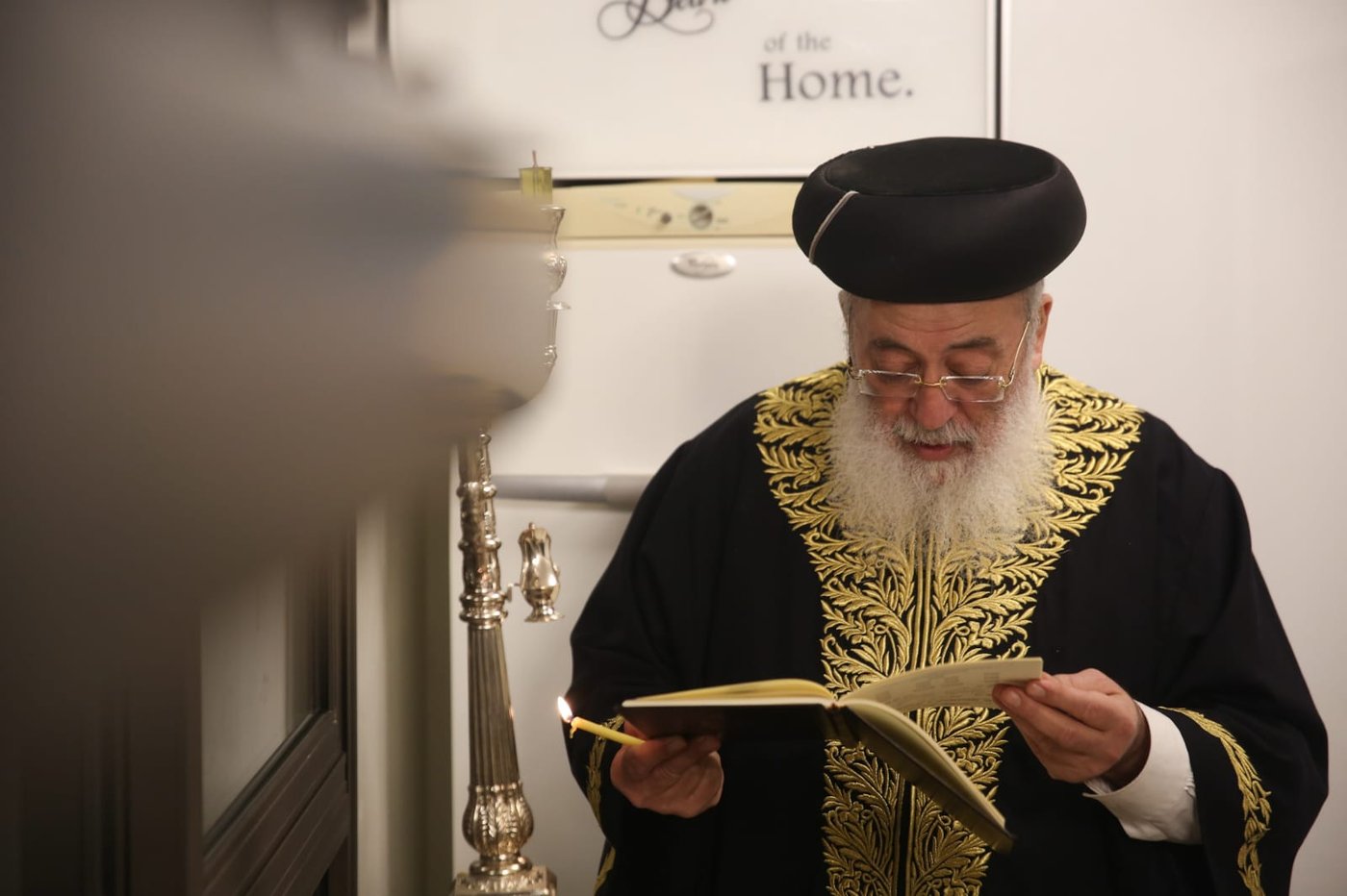 צפו: הראשון לציון הגר"ש עמאר בהדלקת נר שמיני בביתו