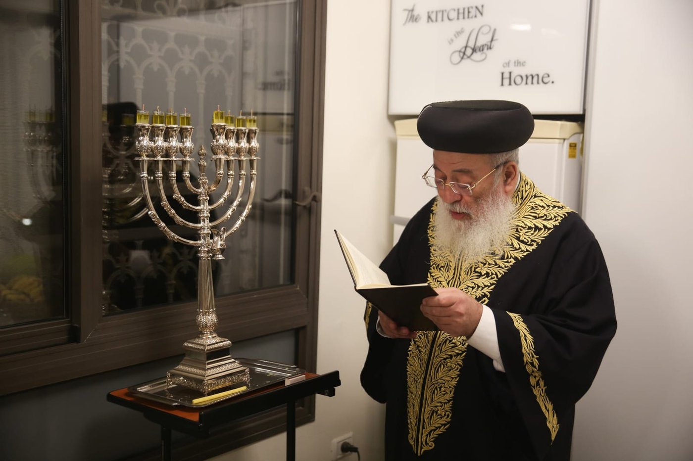 צפו: הראשון לציון הגר"ש עמאר בהדלקת נר שמיני בביתו