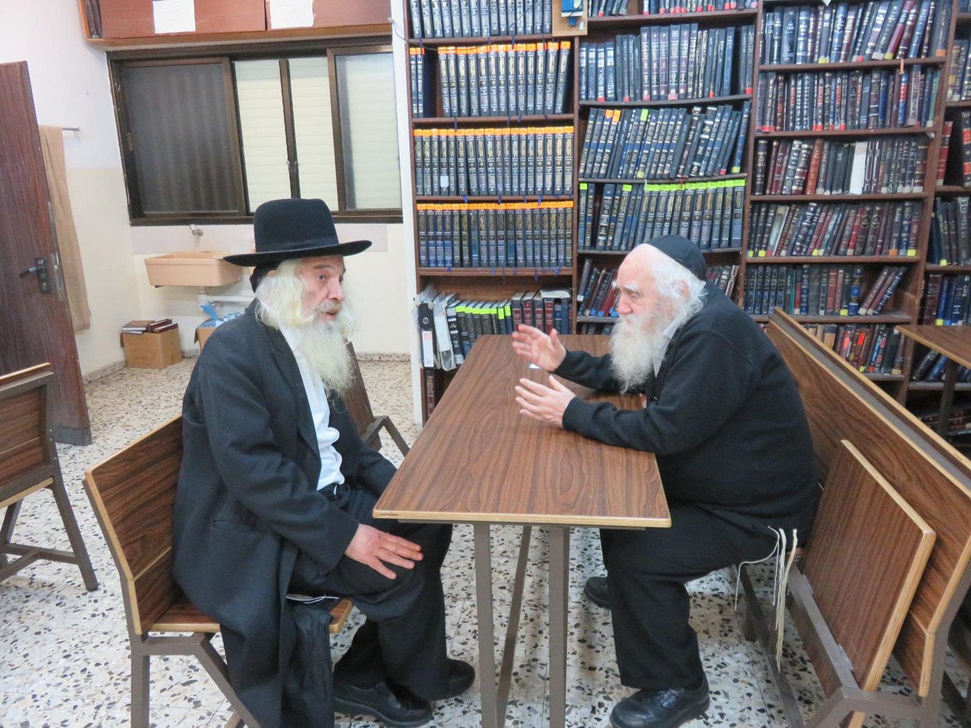 פינוי בתי הכנסת: רבני 'הפלג' נועדו בחשאי בשטיבל של גור