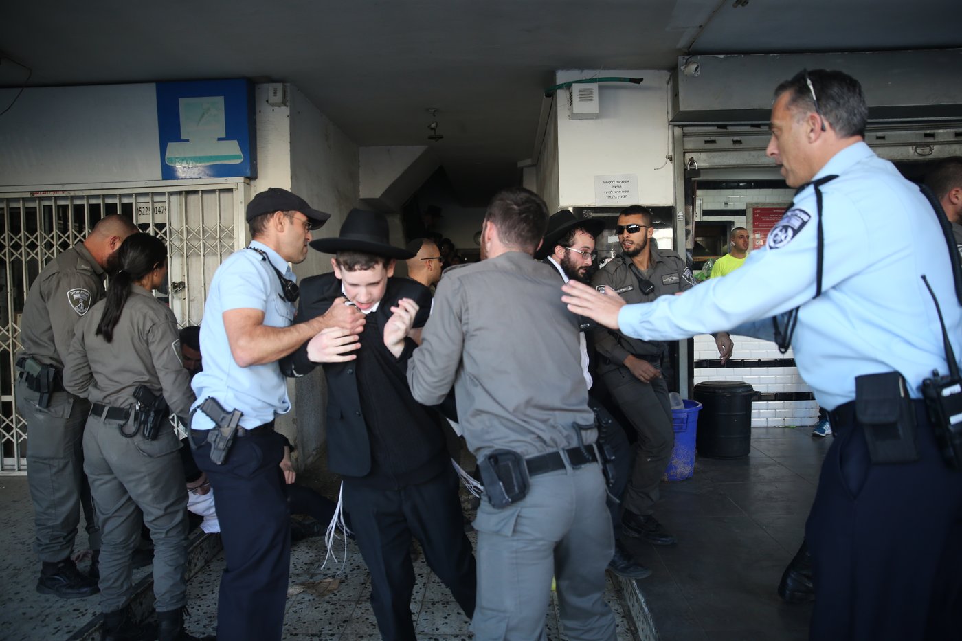 פעילי 'הפלג' חסמו את הכניסה לבני ברק; 28 נעצרו • תיעוד