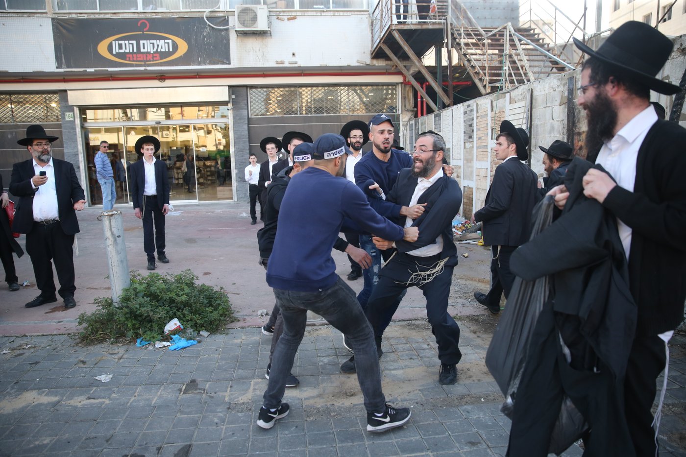 פעילי 'הפלג' חסמו את הכניסה לבני ברק; 28 נעצרו • תיעוד