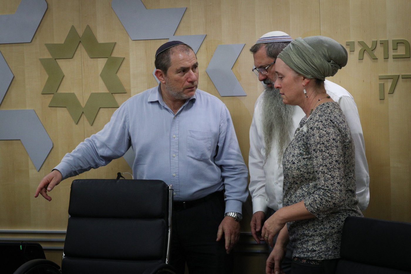 בני המשפחה, הערב