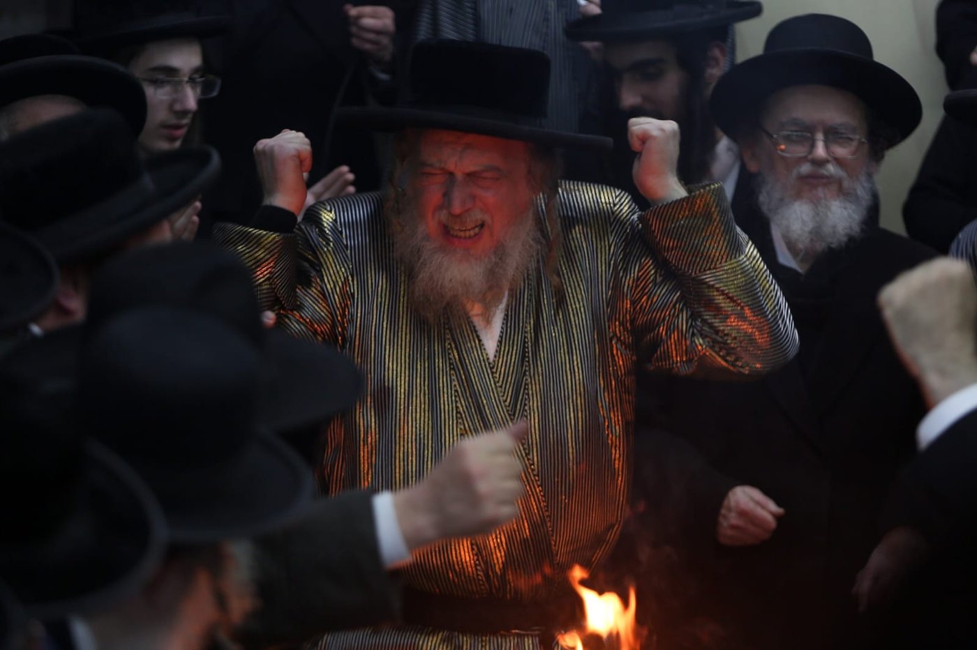 בשעת לילה: האדמו"ר שרף את הפתילות