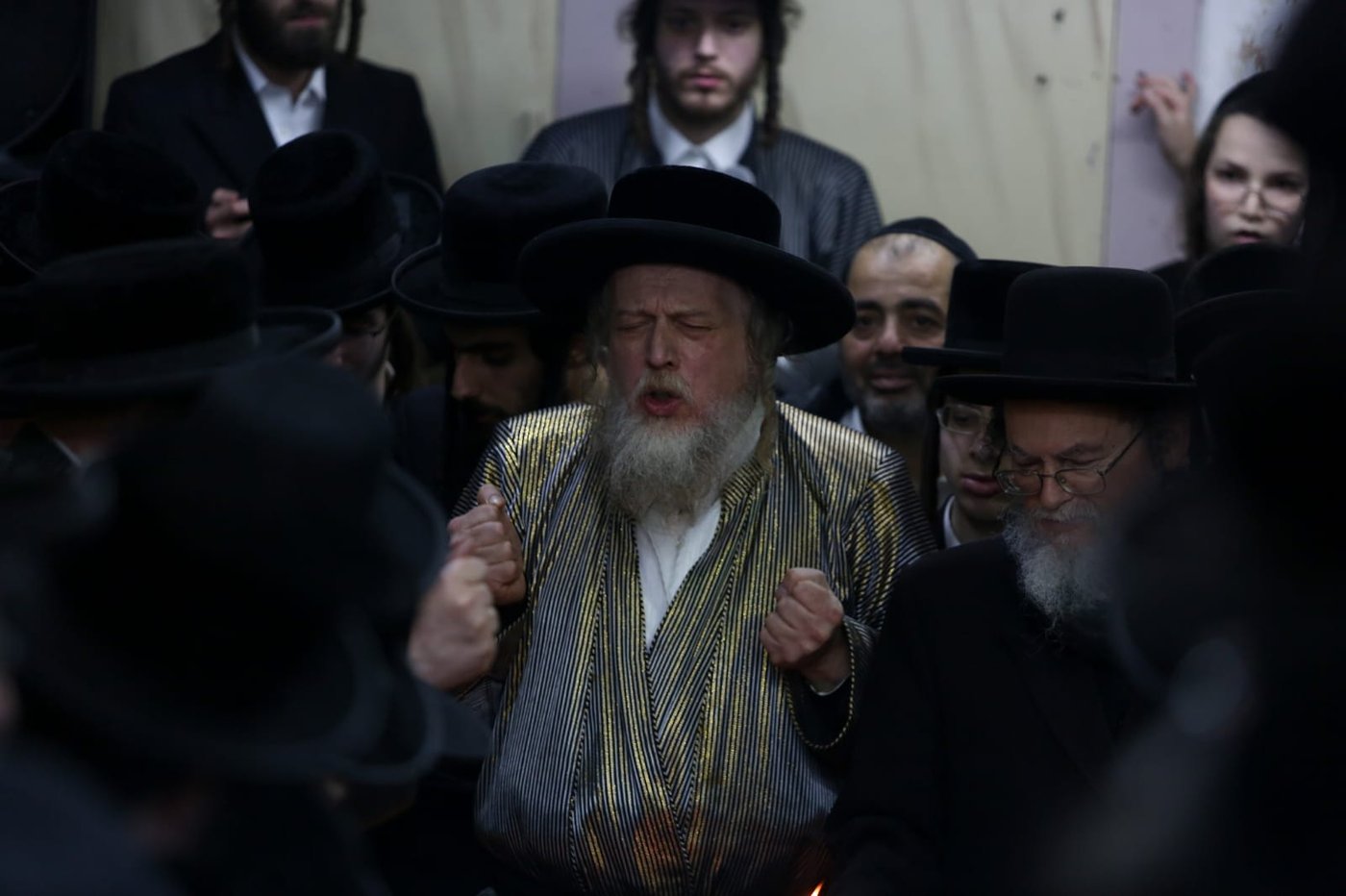 בשעת לילה: האדמו"ר שרף את הפתילות