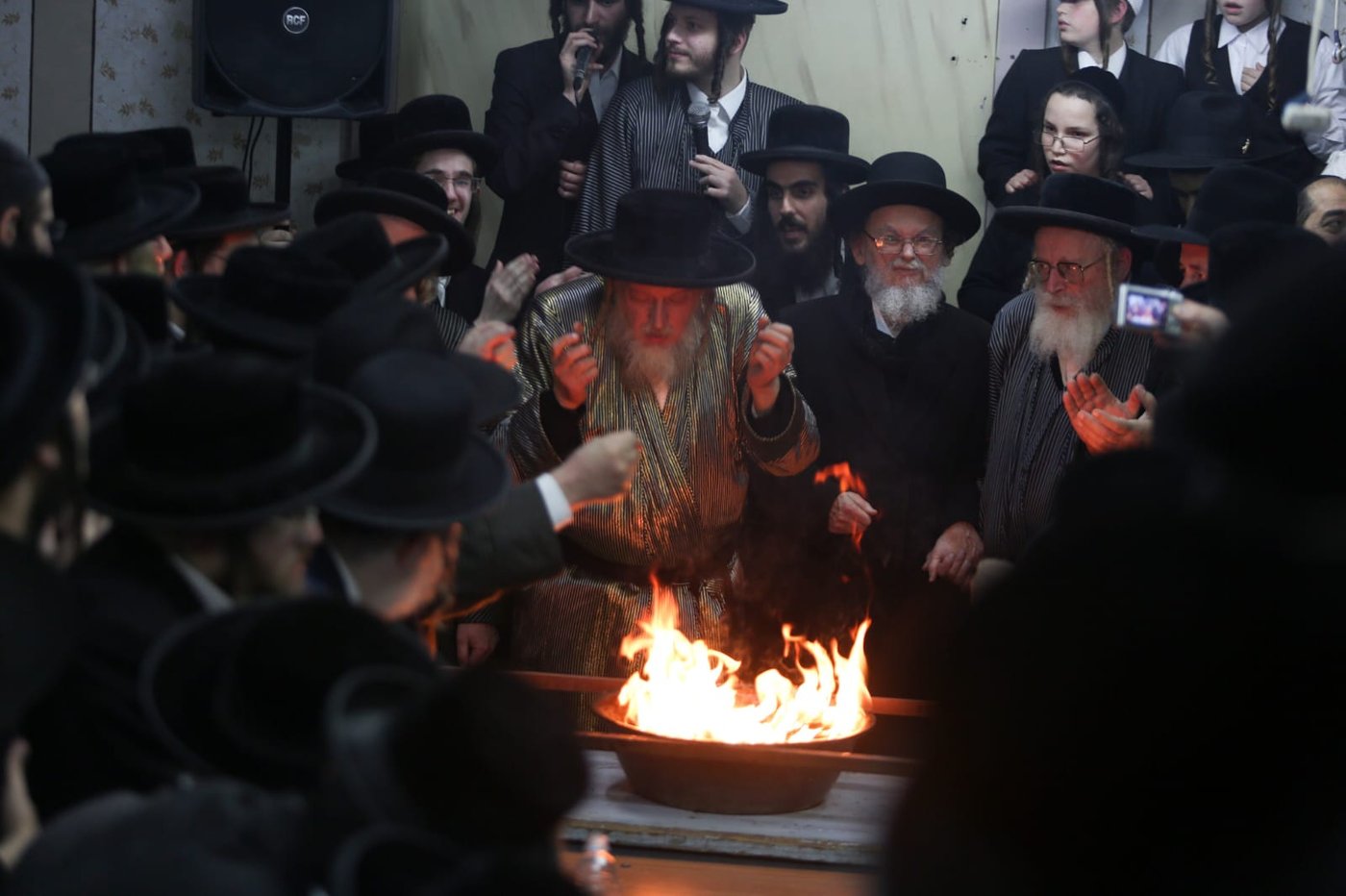 בשעת לילה: האדמו"ר שרף את הפתילות