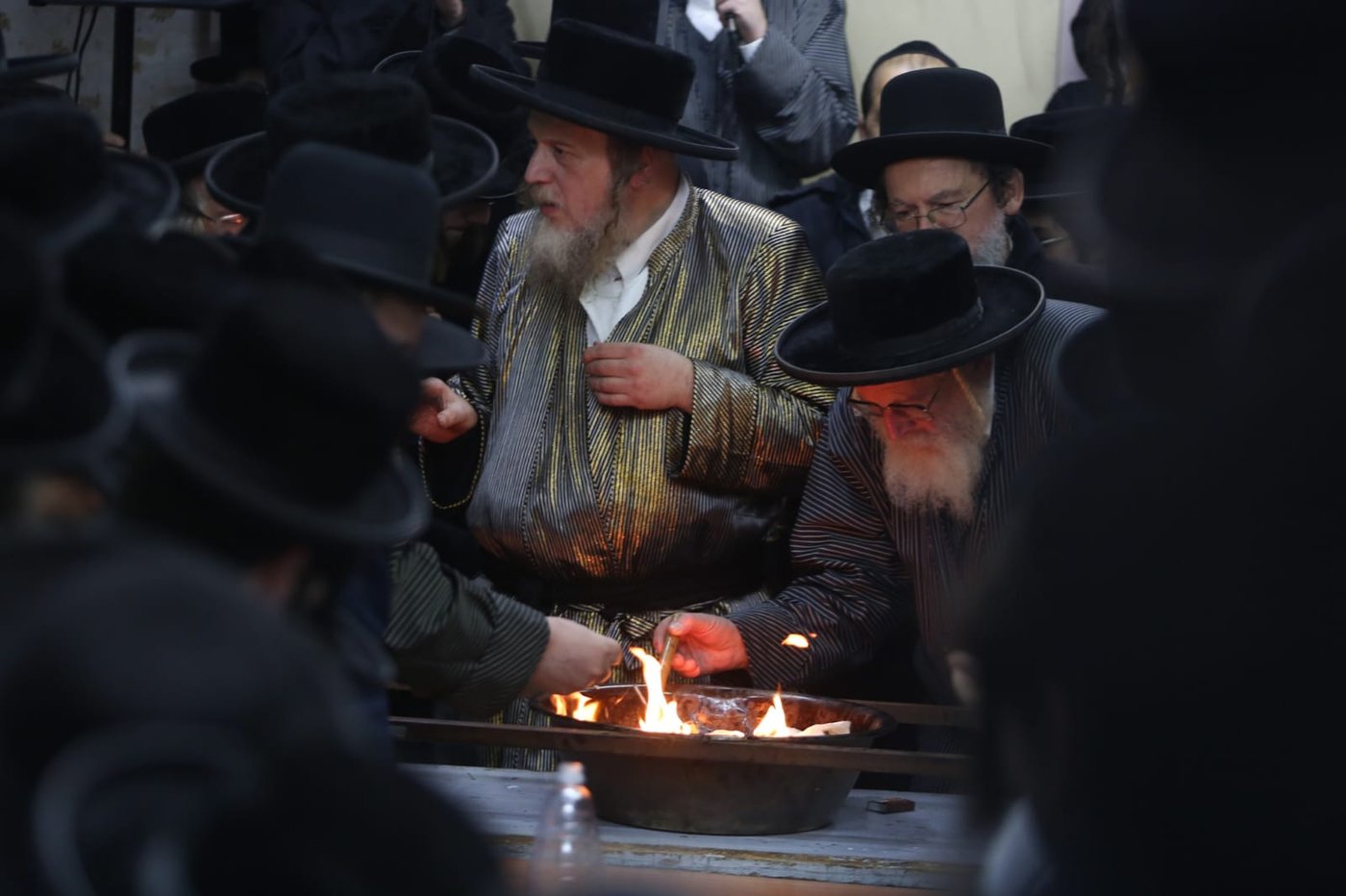 בשעת לילה: האדמו"ר שרף את הפתילות