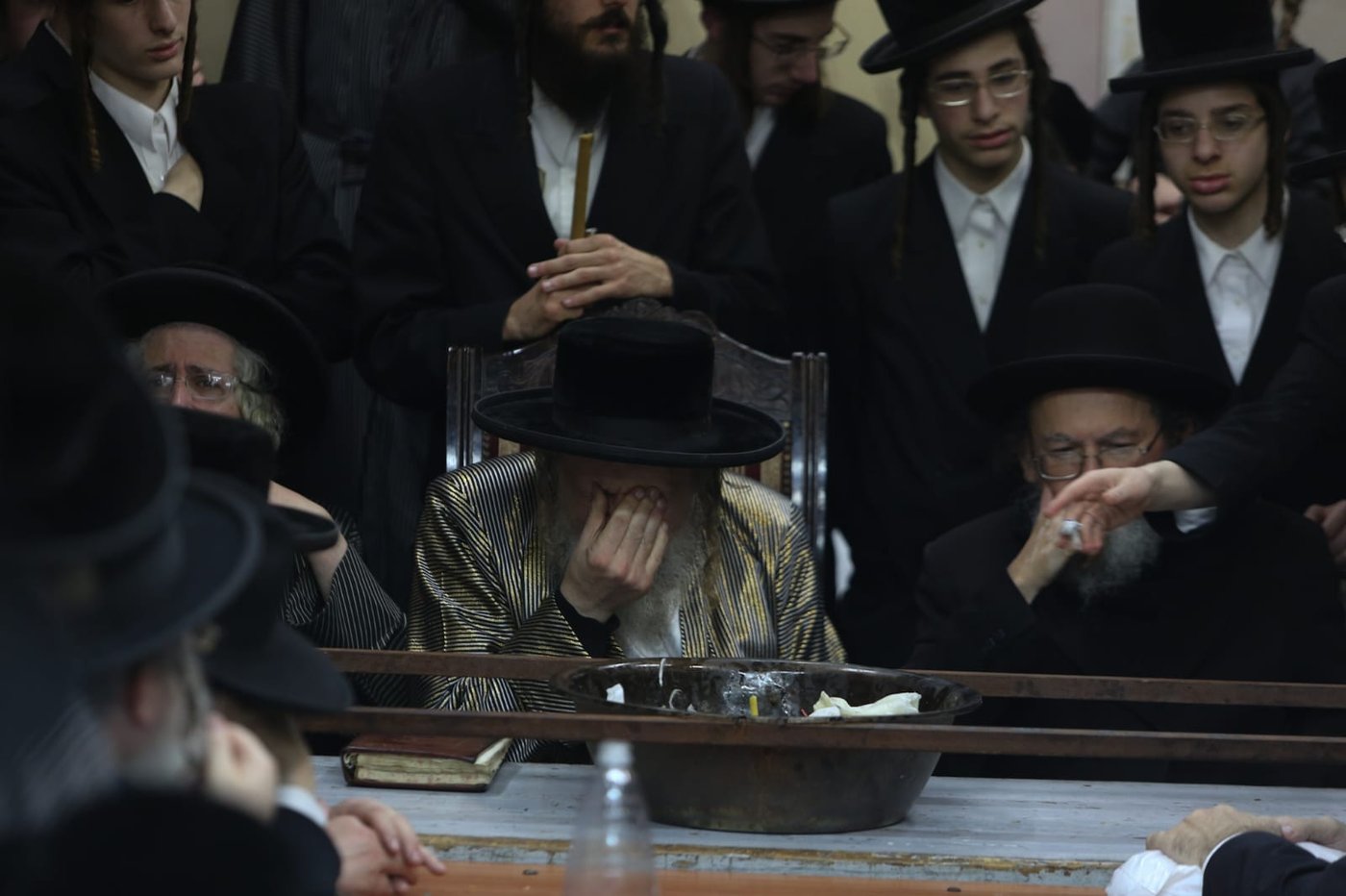בשעת לילה: האדמו"ר שרף את הפתילות