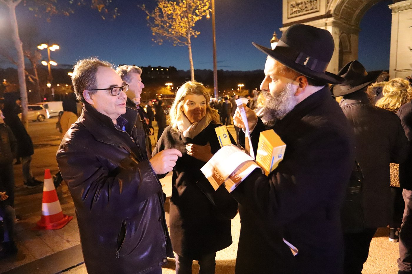 נר שמיני של חנוכה בשער הניצחון בפריז • תיעוד
