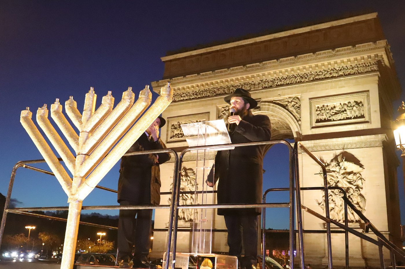 נר שמיני של חנוכה בשער הניצחון בפריז • תיעוד