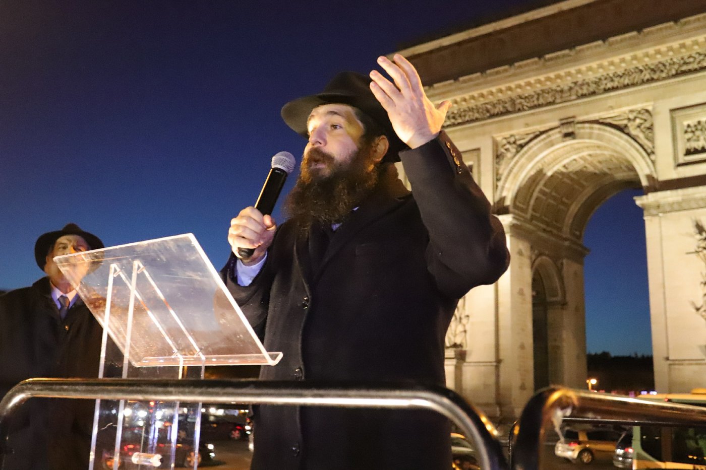 נר שמיני של חנוכה בשער הניצחון בפריז • תיעוד