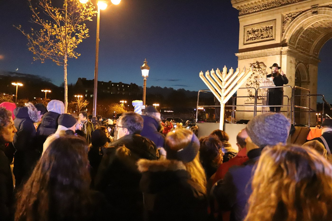 נר שמיני של חנוכה בשער הניצחון בפריז • תיעוד