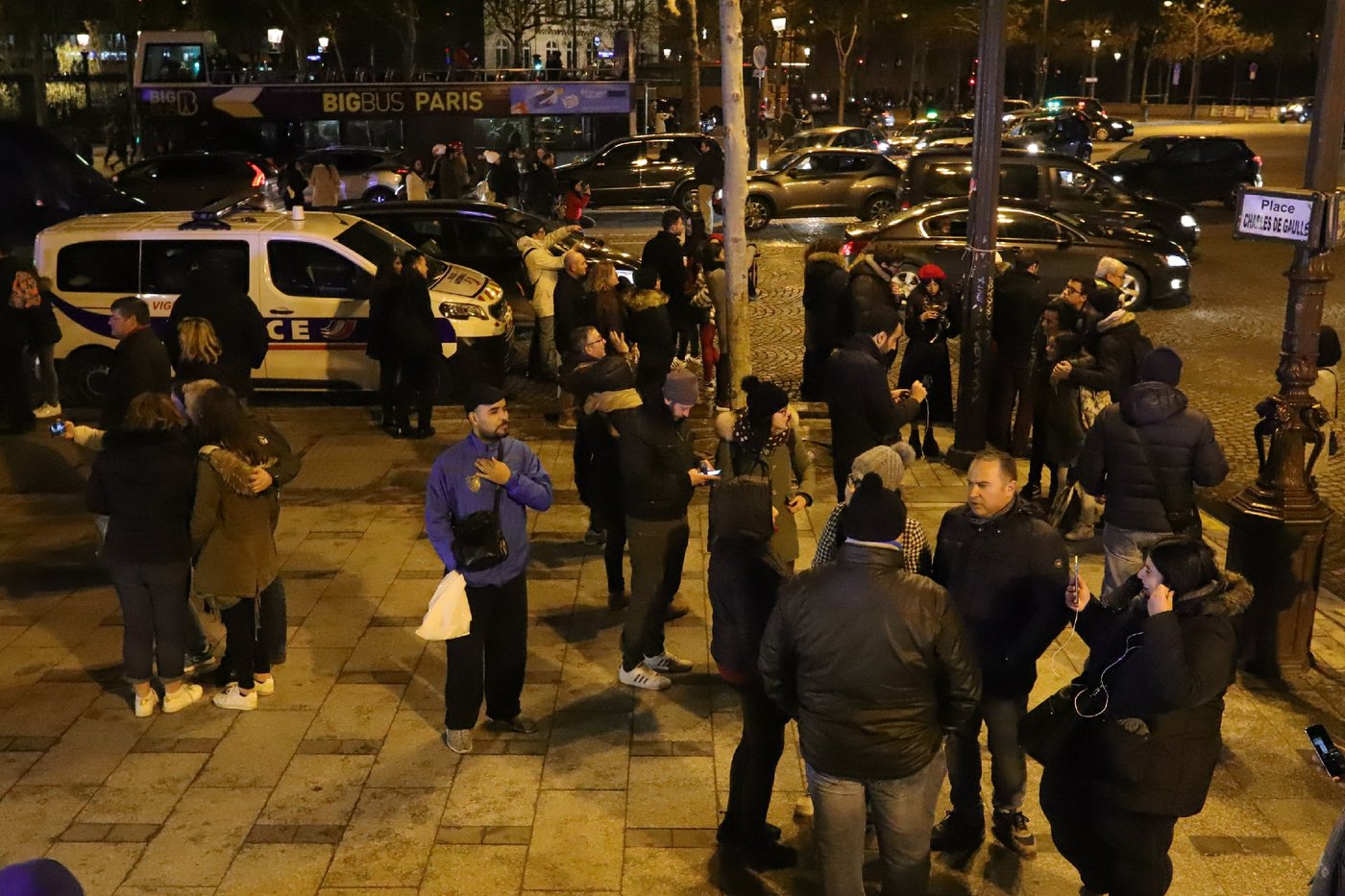 נר שמיני של חנוכה בשער הניצחון בפריז • תיעוד