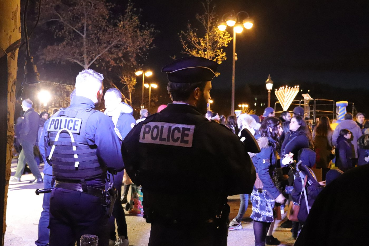 נר שמיני של חנוכה בשער הניצחון בפריז • תיעוד