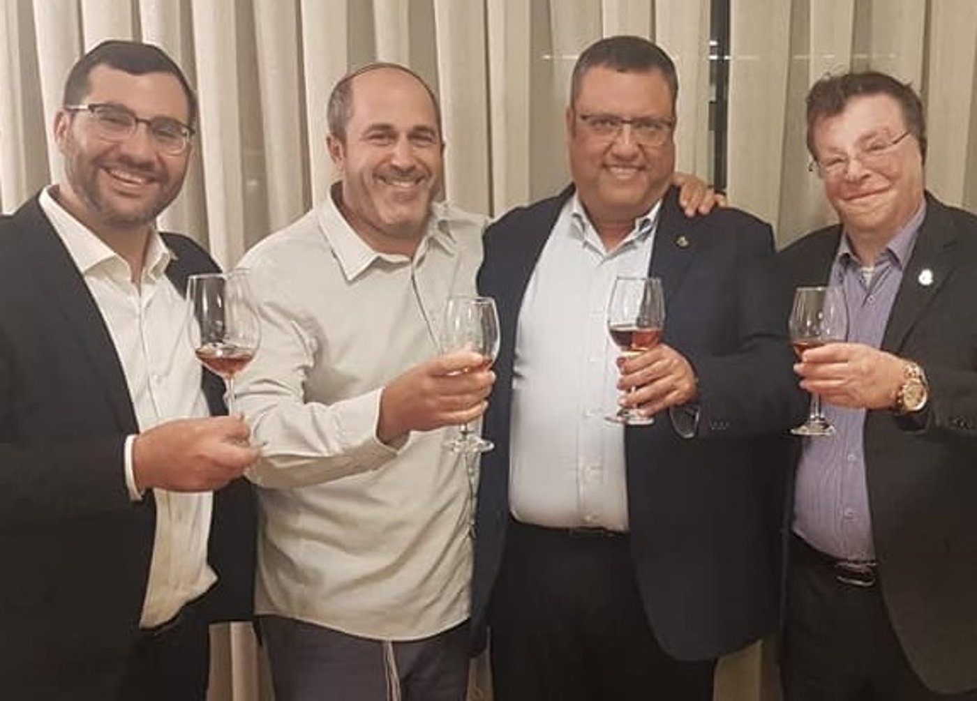 חברי הסיעה, עם ליאון, בימים יפים יותר