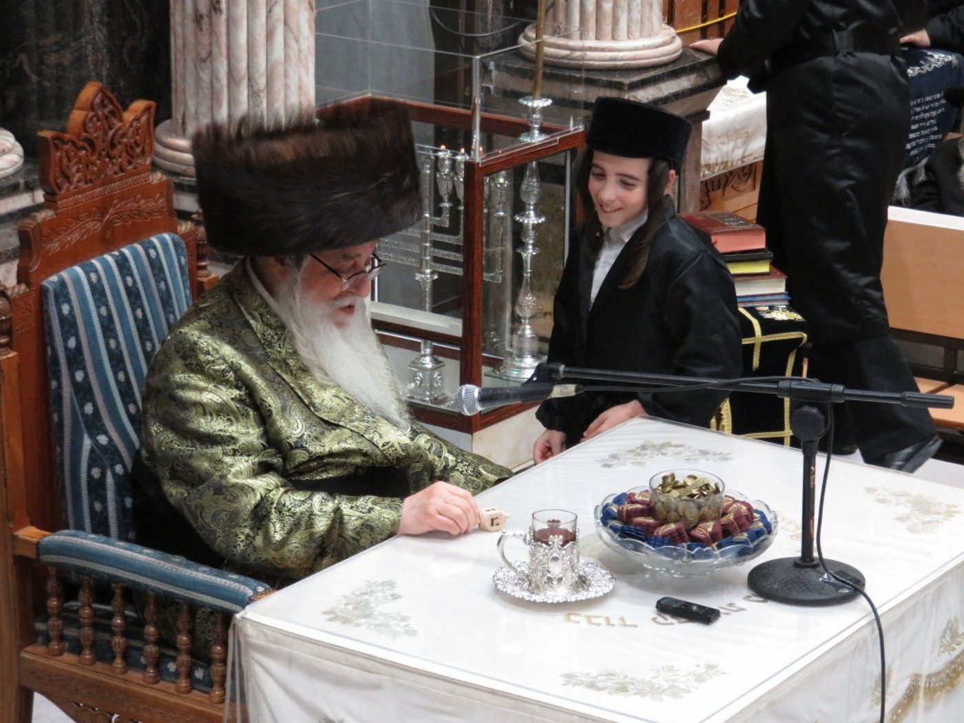 תיעוד מסכם: ימי החנוכה בחצר הקודש צאנז
