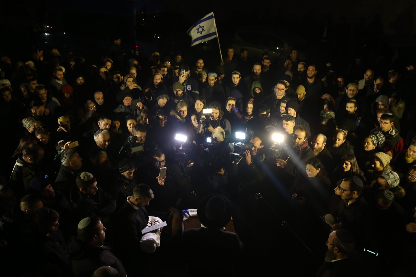 המונים בהלויית הפעוט שנרצח בפיגוע: "זכה לקיים מצוות"