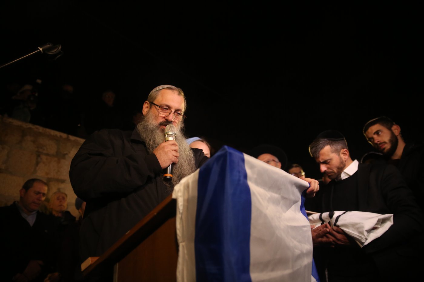 המונים בהלויית הפעוט שנרצח בפיגוע: "זכה לקיים מצוות"