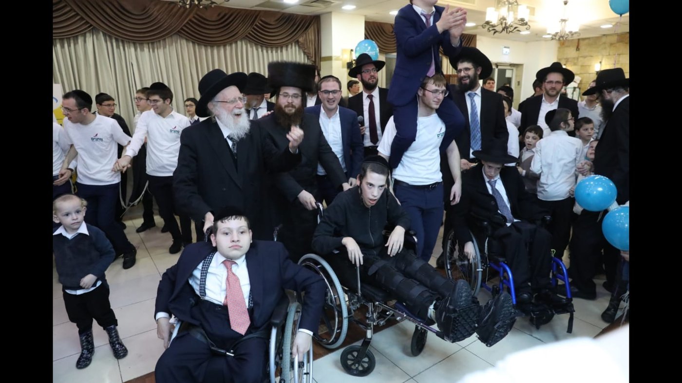 הגר"ש גלאי במסיבת חנוכה של 'נותנים'
