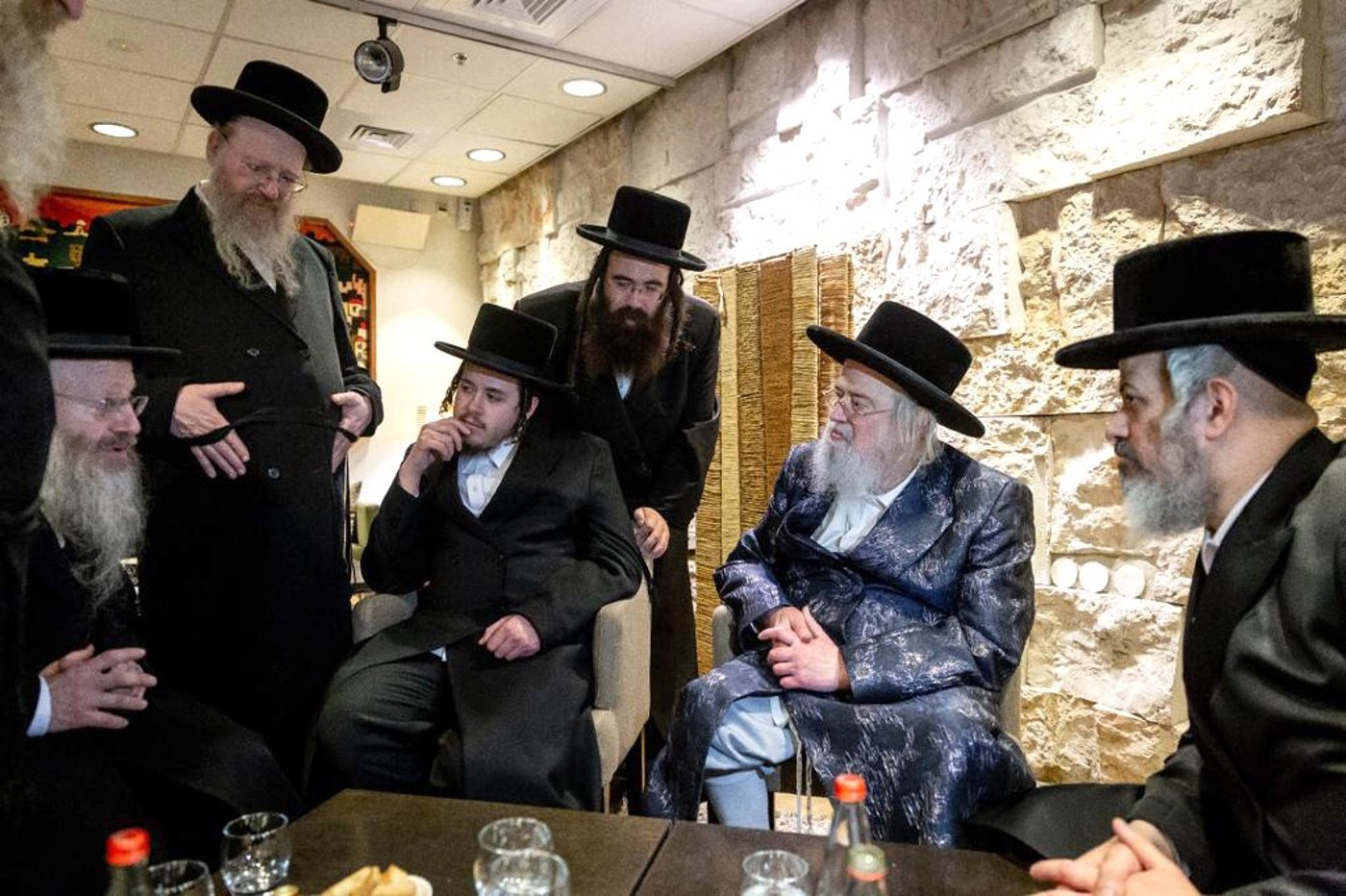 האדמו"ר ממונקאטש-ארה"ב נחת בישראל • צפו בגלריה