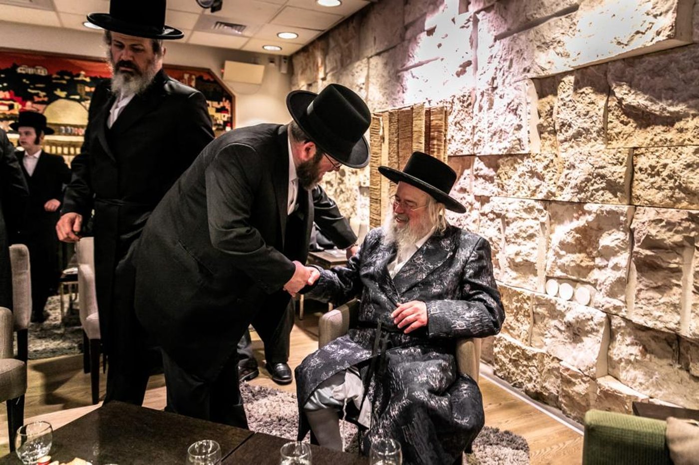 האדמו"ר ממונקאטש-ארה"ב נחת בישראל • צפו בגלריה